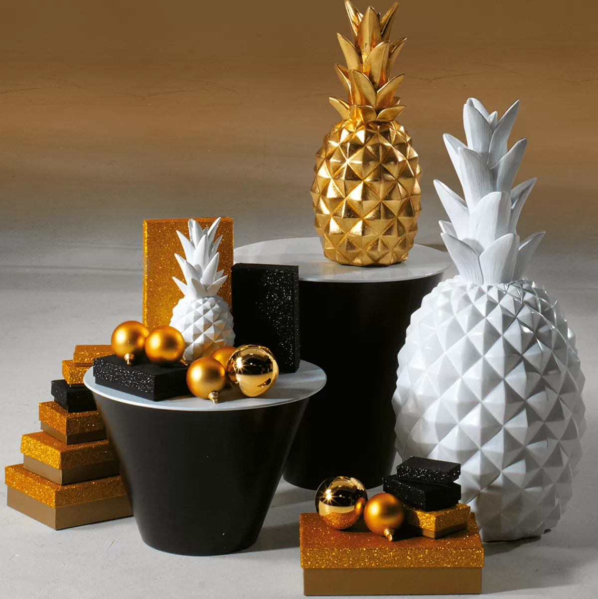 DecoWoerner Boules De Noël Dées Et Brillantes En Plastique Difficilement Inflammable, 6 Cm Ø - 24 Pièces