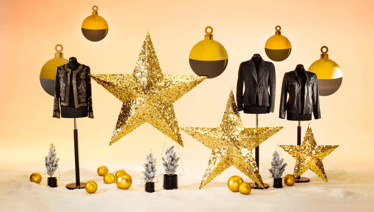 branche_de_sapin_enneige_avec_pommes_de_pin_7.webp DecoWoerner Branche De Sapin Enneigée Avec Pommes De Pin