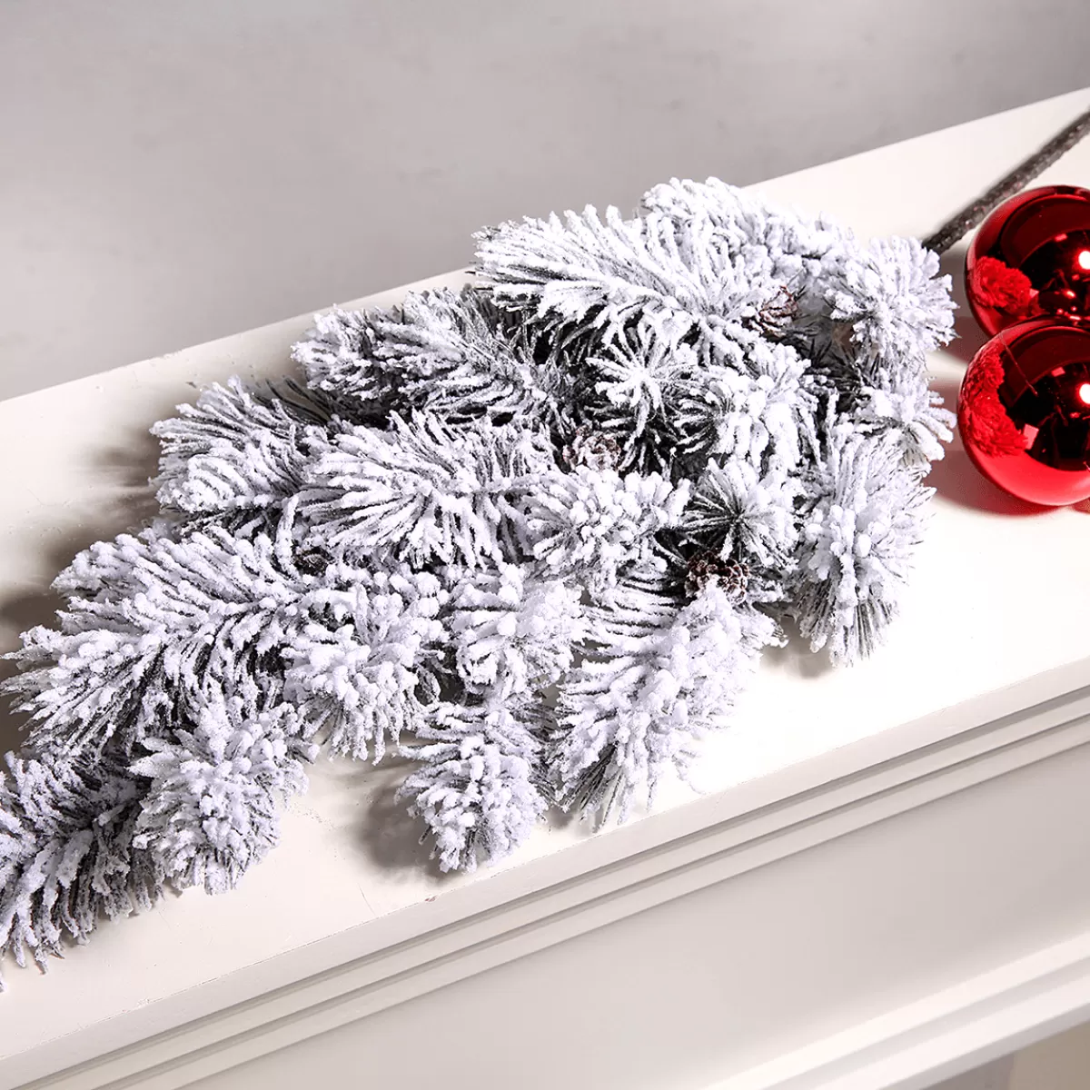 branche_de_sapin_enneige_avec_pommes_de_pin_8.webp DecoWoerner Branche De Sapin Enneigée Avec Pommes De Pin