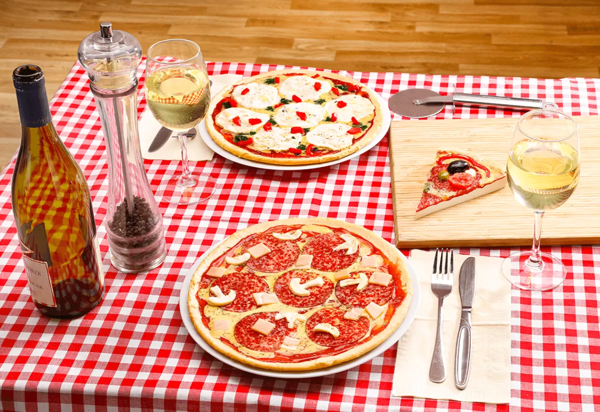 DecoWoerner Fausse Pizza Speciale Avec Salami, Jambon Et Champignons Faux Aliments 25 Cm Ø