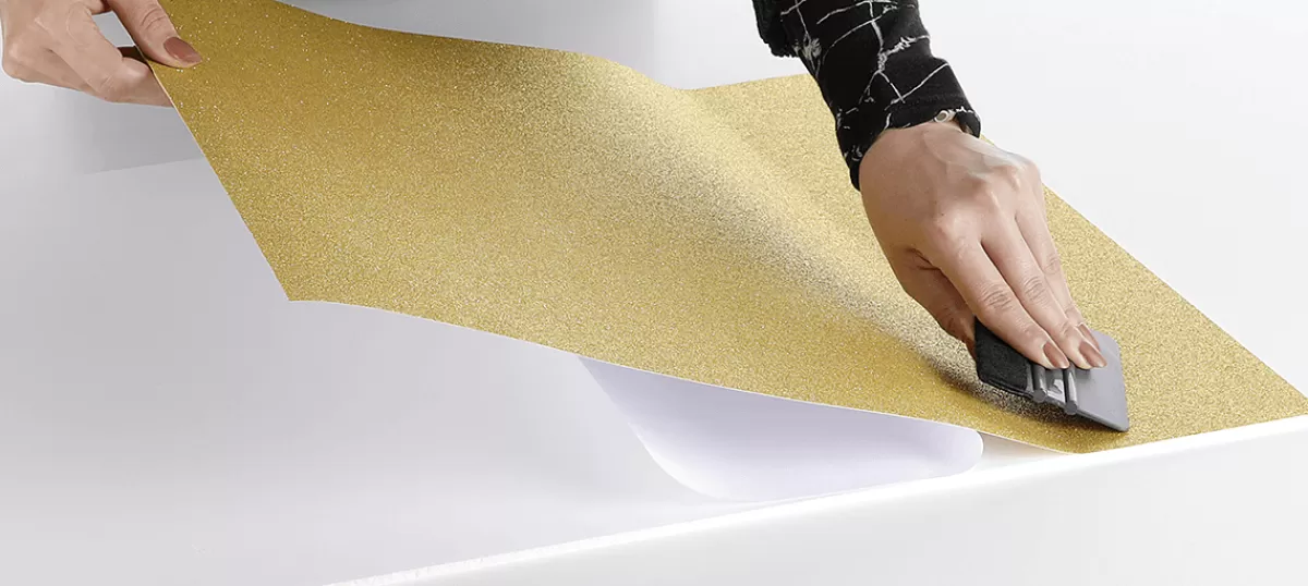 film_adhsif_paillet_dor_rouleau_de_50_cm_x_5_m_4.webp DecoWoerner Film Adhésif Pailleté Dé Rouleau De 50 Cm X 5 M