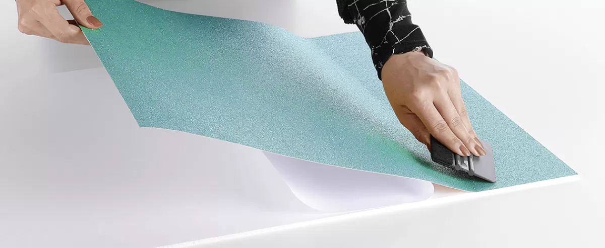 film_autocollant_bleu_scintillant_rouleau_de_50_cm_x_5_m_4.webp DecoWoerner Film Autocollant Scintillant Rouleau De 50 Cm X 5 M