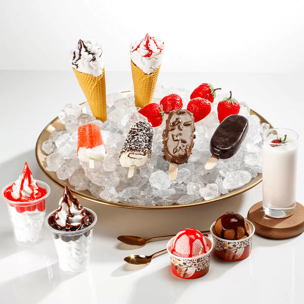 DecoWoerner Glace Molle En Gaufrette Avec Coulis De Fraises - Alimentaire Factice 22 Cm