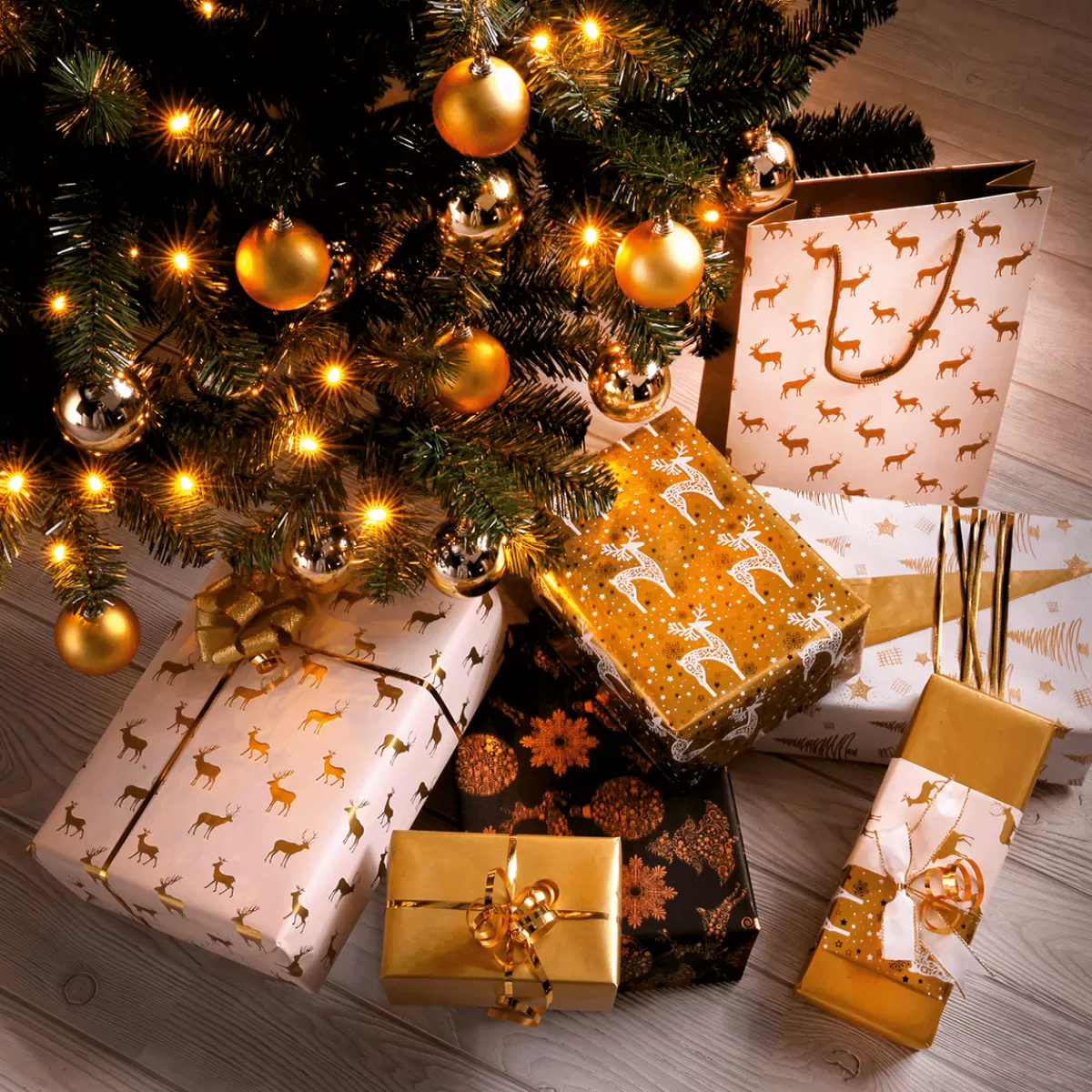 DecoWoerner Papier Cadeau De Noël Durable Double Face Avec Sapins & étoiles Dés - Rouleau De Papier Cadeau De 50 M