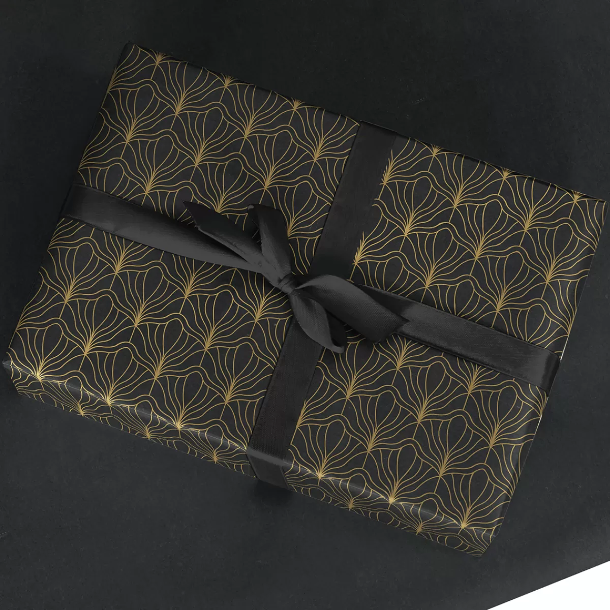 papier_kraft_recycl_noir_avec_motif_dventail_dor__rouleau_de_50_m_de_papier_cadeau_3.webp DecoWoerner Papier Kraft Recyclé Avec Motif D'éventail Doré - Rouleau De 50 M De Papier Cadeau