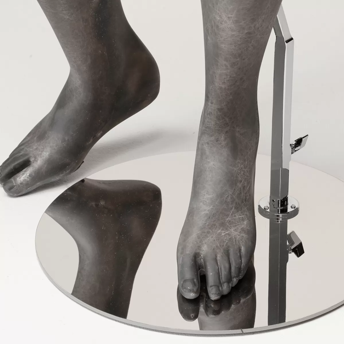 premium_mannequin_homme_jambe_droite_replie_7.webp DecoWoerner Premium Mannequin Homme, Jambe Droite Repliée