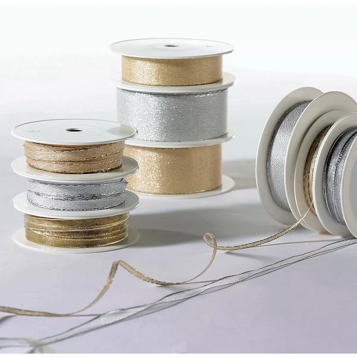 ruban_cadeau_argent_larg_10_mm_3-1.webp DecoWoerner Ruban Cadeau é Larg. 10 Mm