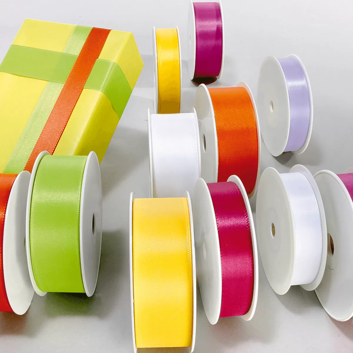 ruban_de_taffetas_avec_lisire_tisse_25_mm_50_m_vert_pomme_3.webp DecoWoerner Ruban De Taffetas Avec Lisière Tissée 25 Mm, 50 M, Pomme