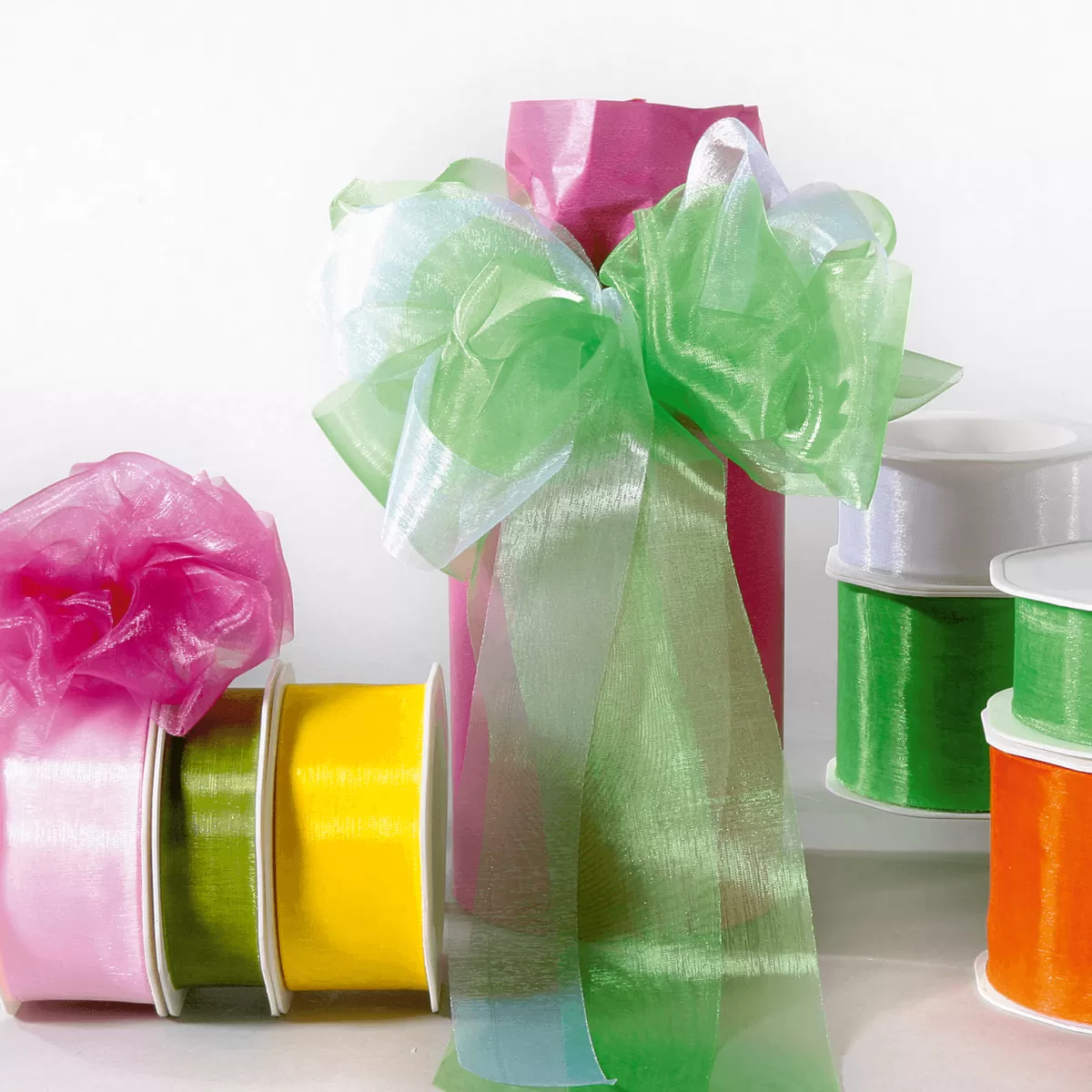 ruban_en_crpe_de_chine_larg_38_mm_vert_printanier_3.webp DecoWoerner Ruban En Crêpe De Chine, Larg. 38 Mm, Printanier