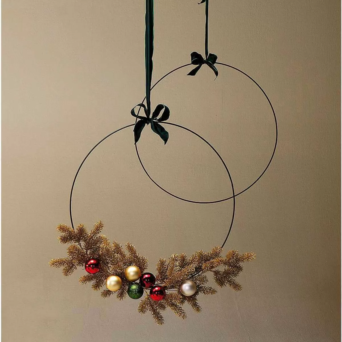 ruban_en_tissu_av_bord_en_fil_de_fer_vert_fonc_larg_40_mm_3.webp DecoWoerner Ruban En Tissu Av. Bord En Fil De Fer, Foncé, Larg. 40 Mm