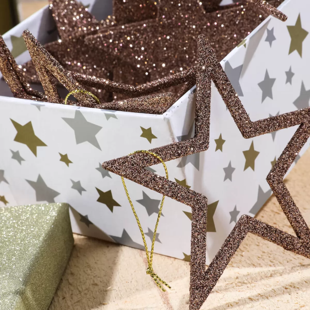 toiles_dco__paillettes_nougat__10_cm_10_pces_3-1.webp DecoWoerner Étoiles Déco à Paillettes Nougat, Ø 10 Cm, 10 Pces